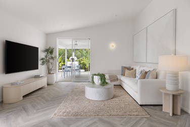 Photo of Vivian 220-S24