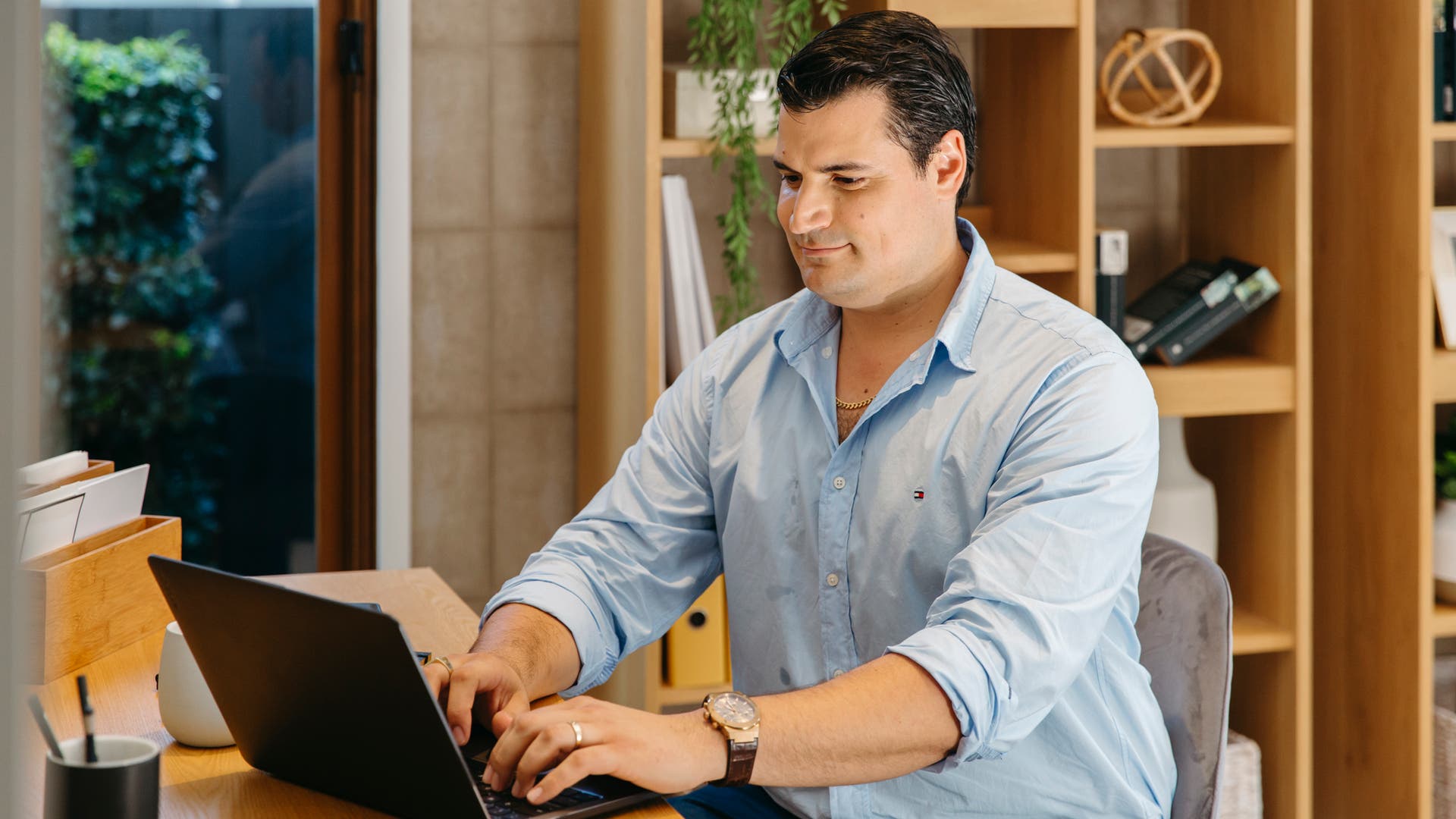 NSW-lifestyle-father-working-in-study.jpg