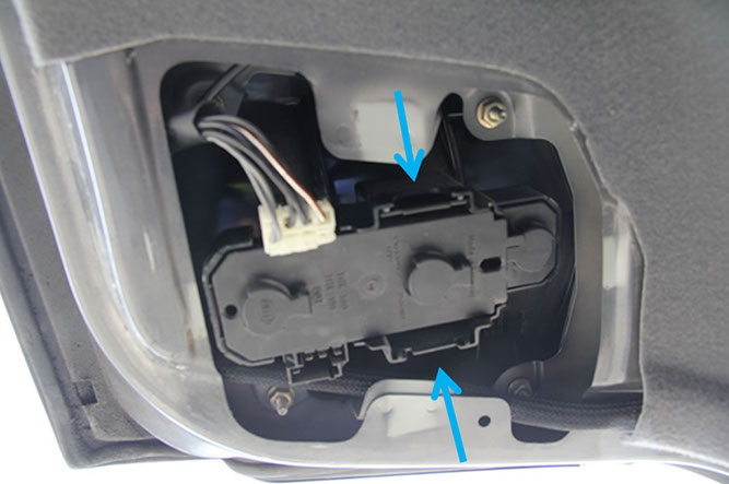 Removing Trunk Bulb Holder