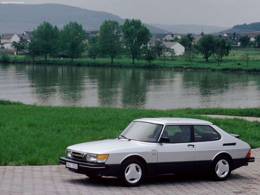 Affordable Vintage Models Saab 900 Turbo v front 3-quarter