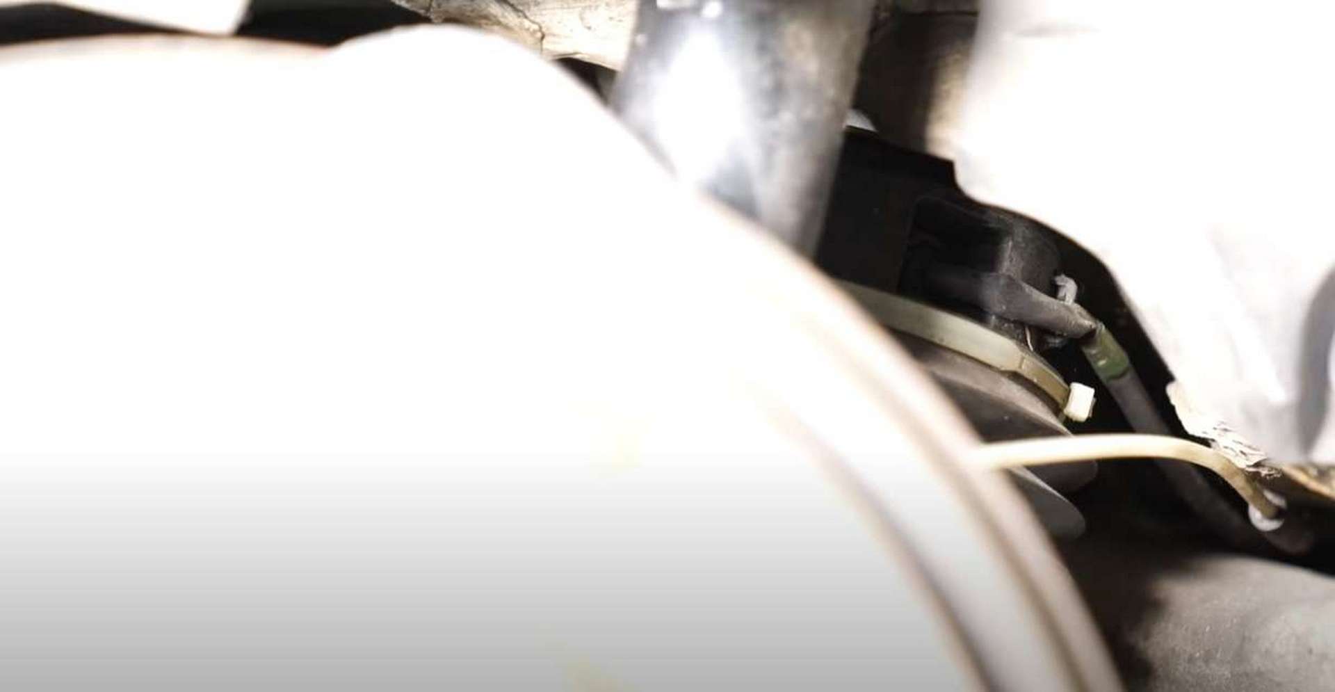 DIY Mercedes AIRMATIC Spring Replacement zip-tie and electrical plug location on the air-spring