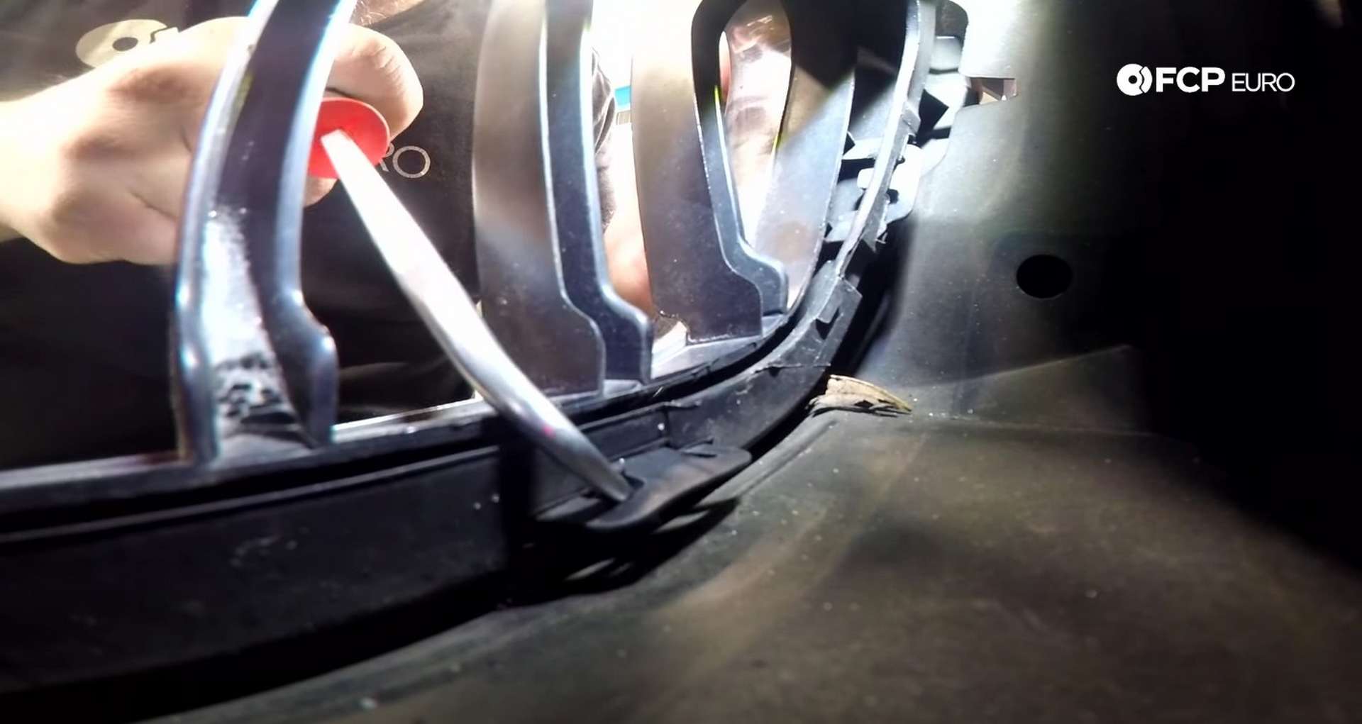 DIY BMW F30 Kidney Grill Replacement disengaging the lower clips