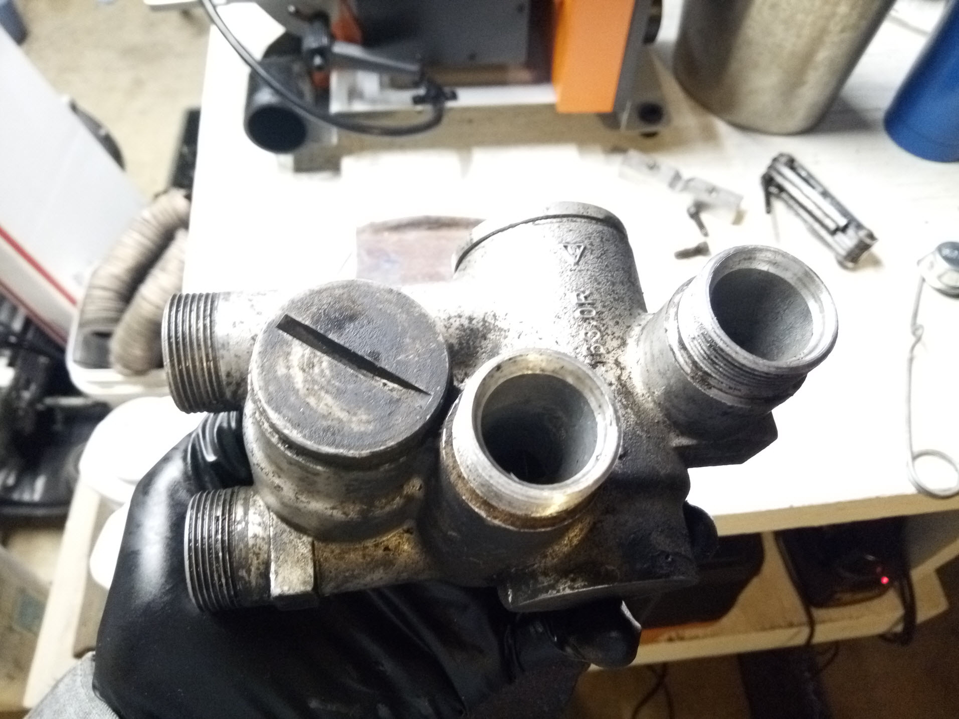 Air-cooled Porsche 911 external thermostat with no oil lines.