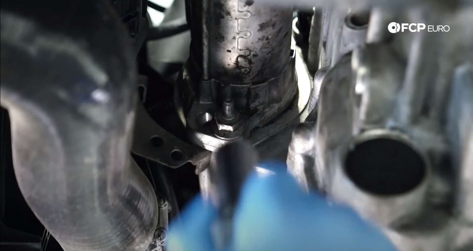 22-DIY_VW_GTI_Clutch-Job-Removing-Charge-Pipe