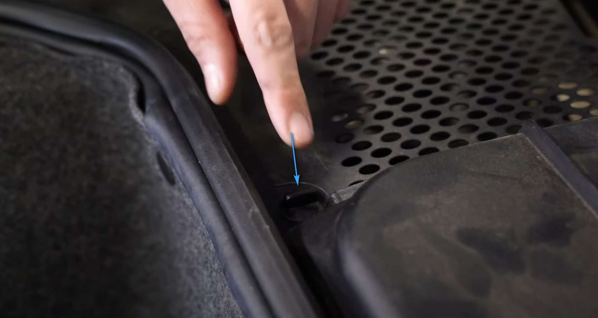 02-DIY-Porsche-996-Cabin-Filter_Accesssing-Filter