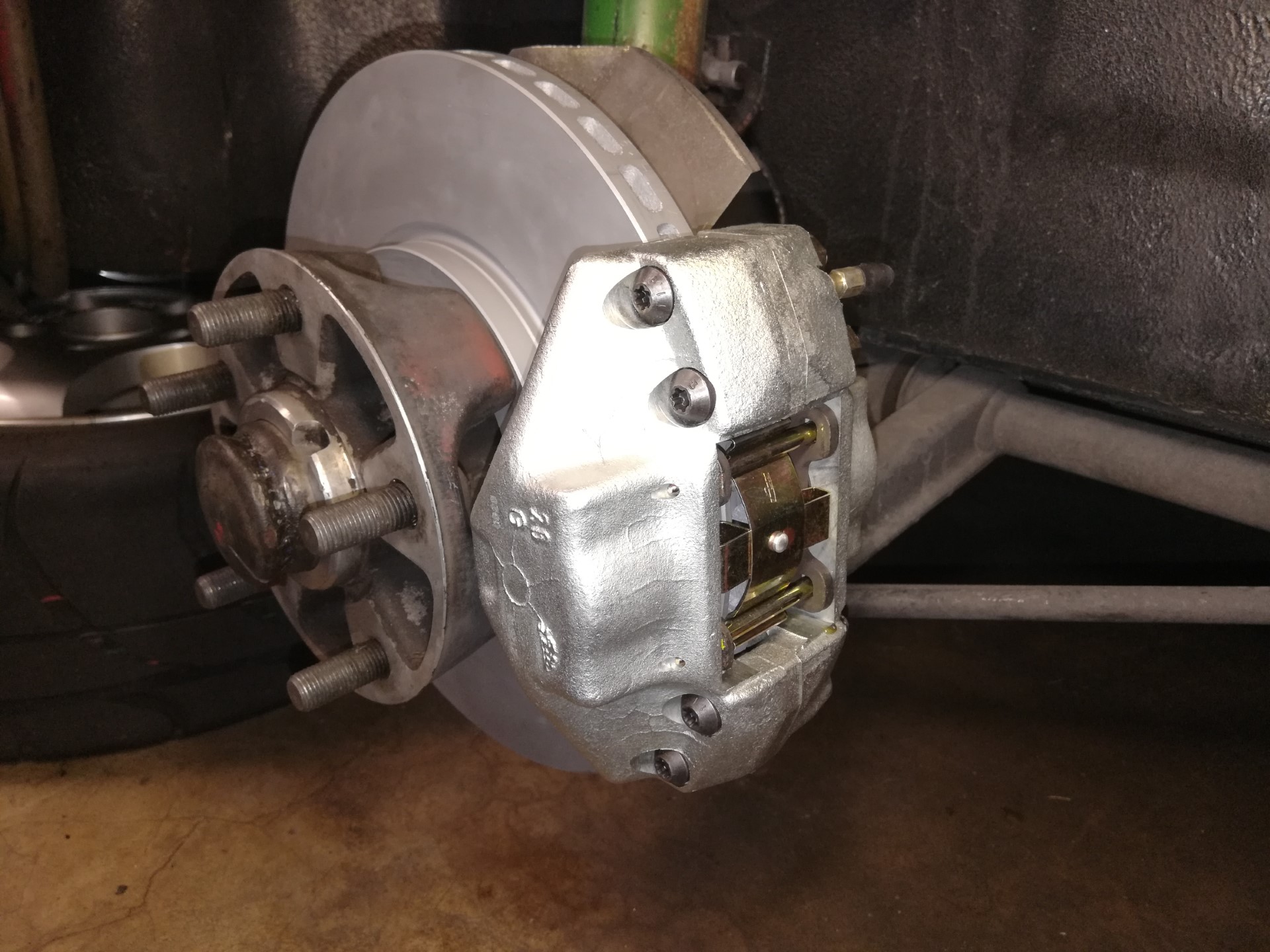 Air-cooled Porsche 911 front caliper and pads replacement