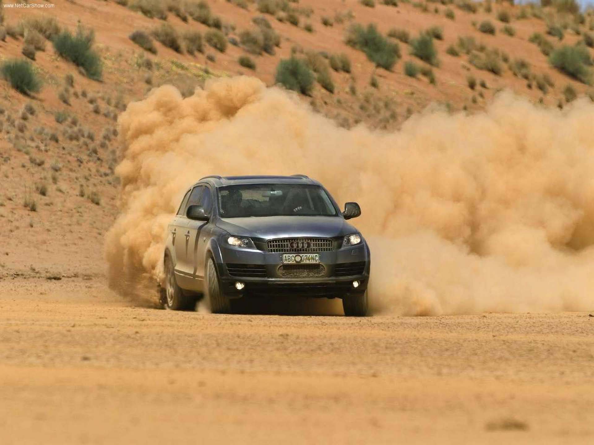 Audi-Q7-2006-Desert-Slide.jpg