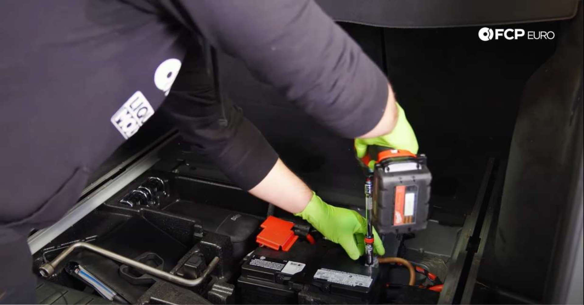 N52 Alternator Replacement removing battery cable