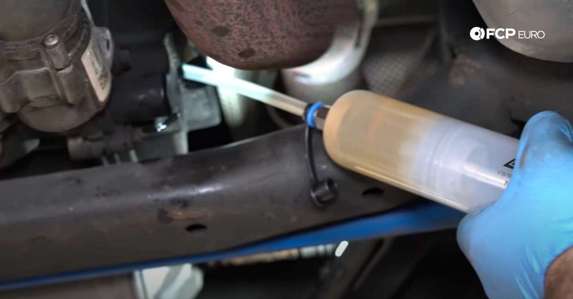 DIY P3 Volvo Haldex Fluid pumping the fluid into the differential