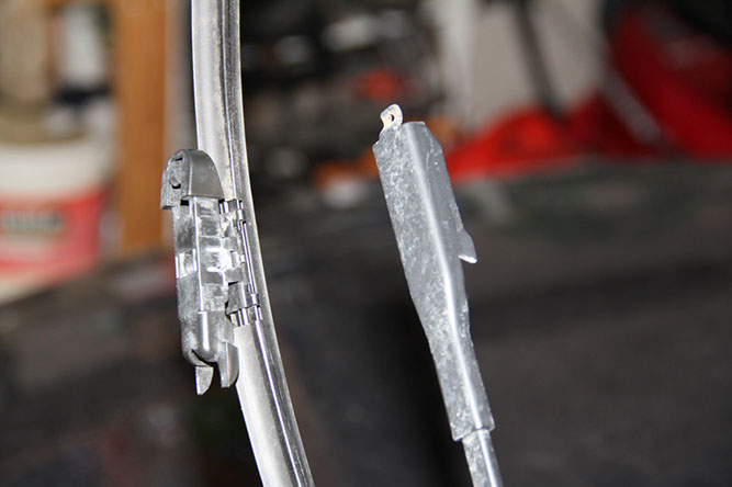 Wiper arm and wiper of a 2005 Volvo S80