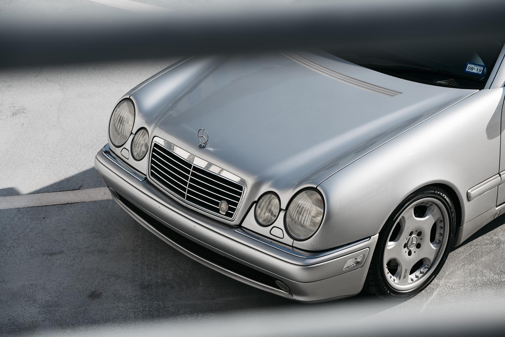 03_Mercedes-Benz E55 AMG manual front grill