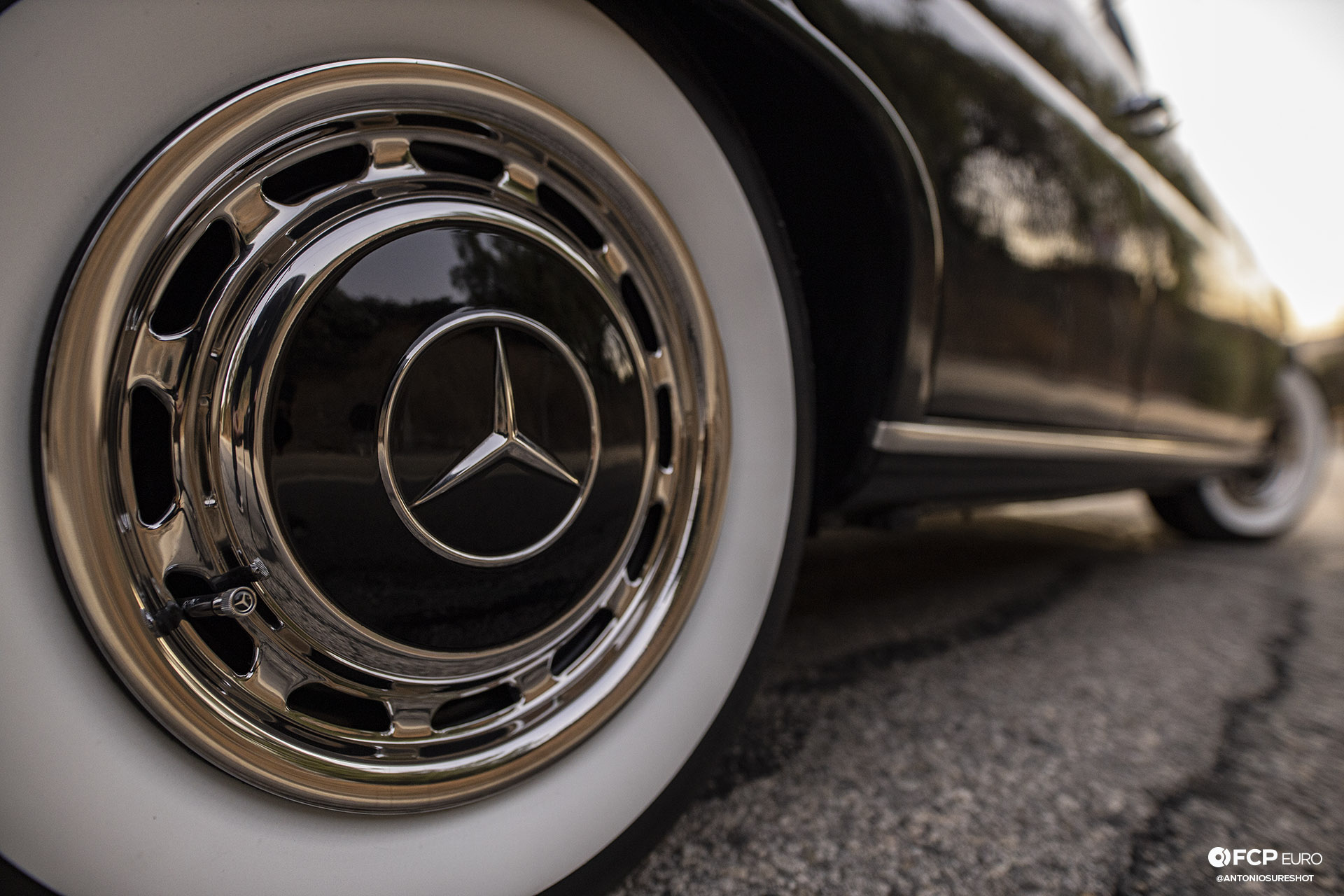 Mercedes Benz 220S Heckflosse Fintail W111 Belinda Benzo EOSR1981