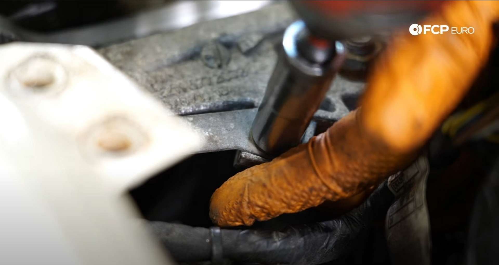 DIY MINI R56 Timing Chain Replacement tightening the ground strap bolt