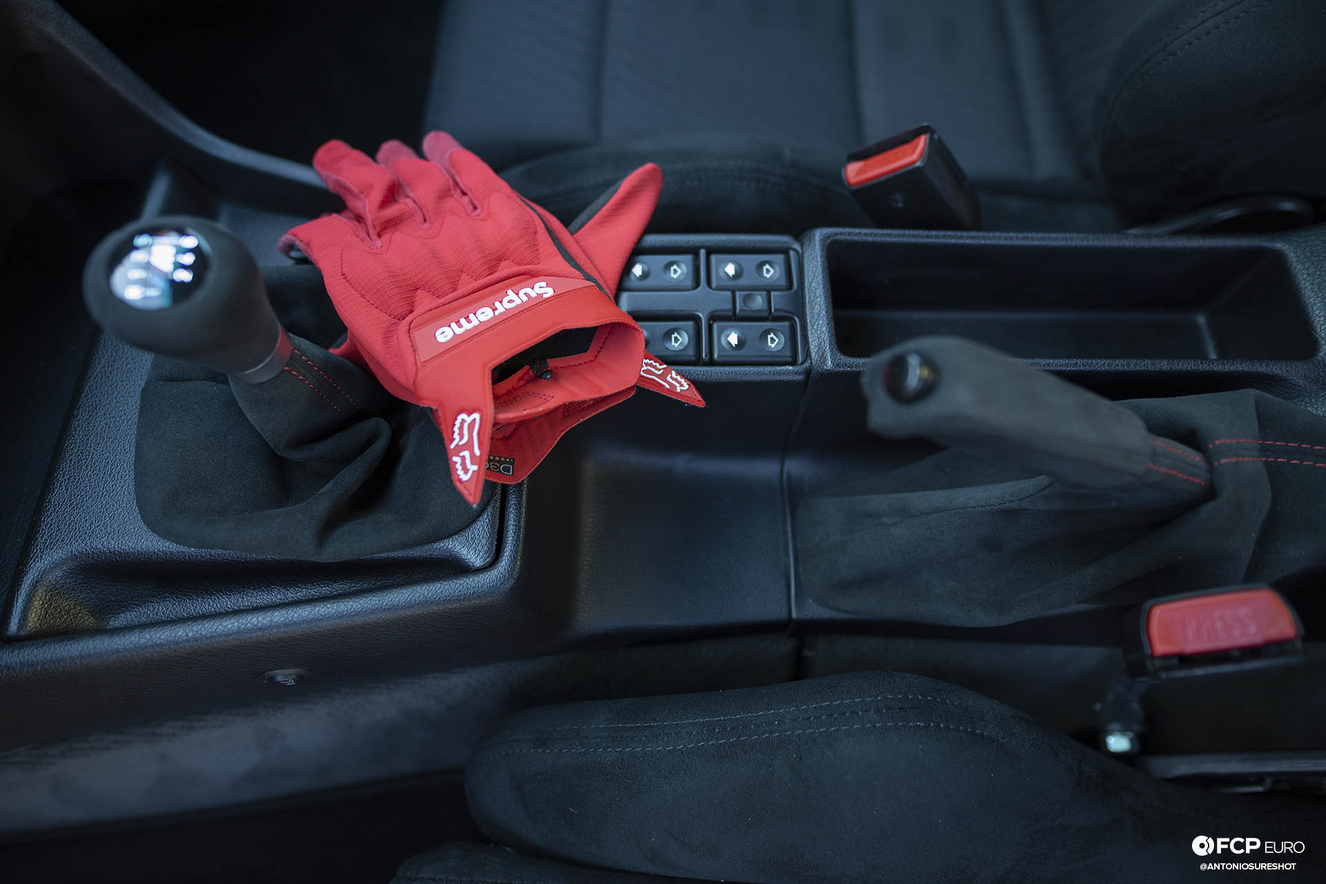 E34 BMW 540i M-Sport Supreme x Fox Racing gloves