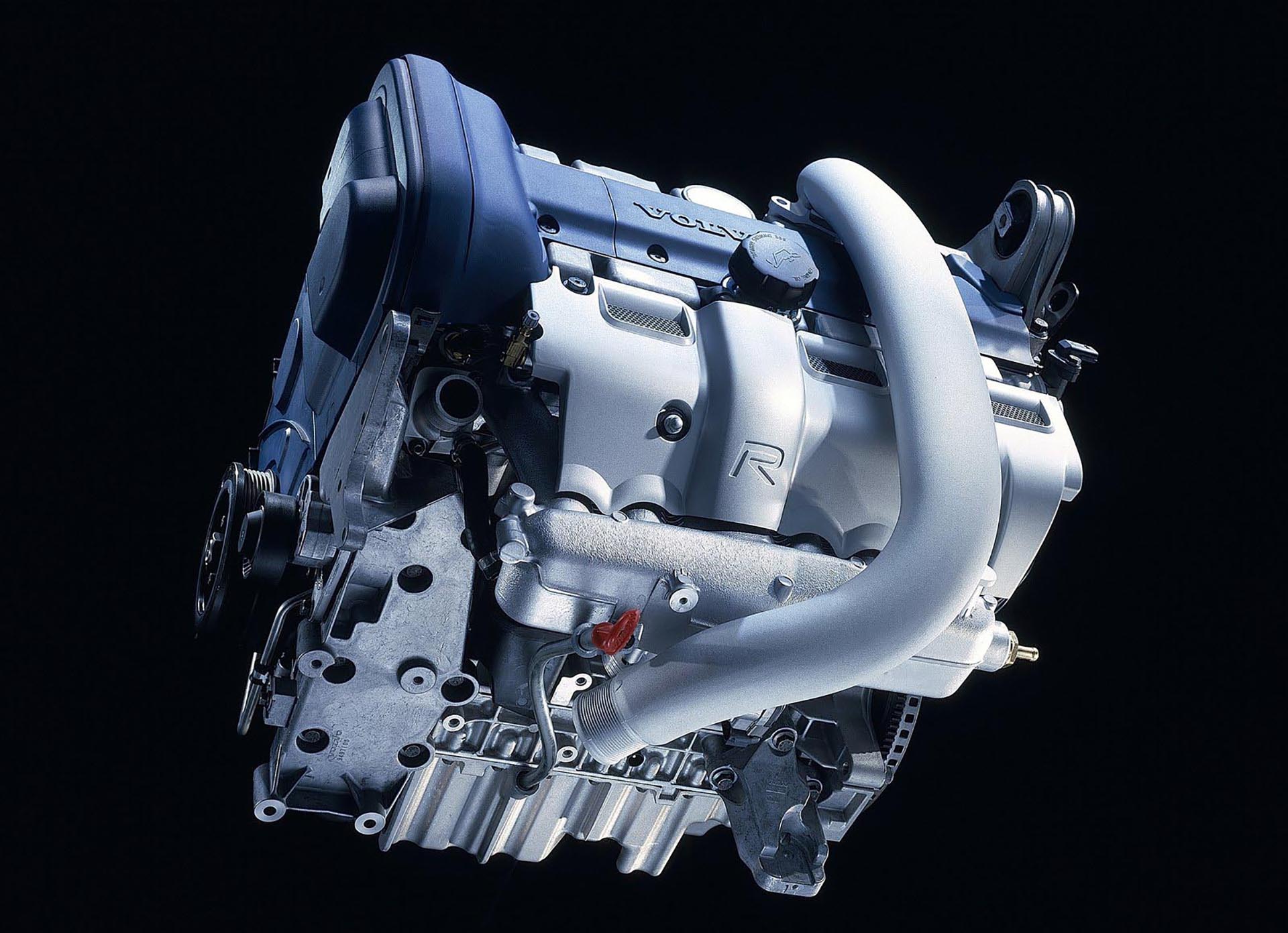 06_Volvo S60 R Whiteblock engine