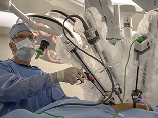 Surgeon using robotic medical device.