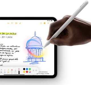 Una mano sostiene un Apple Pencil y dibuja un círculo alrededor de un boceto en la app Notas de un iPad