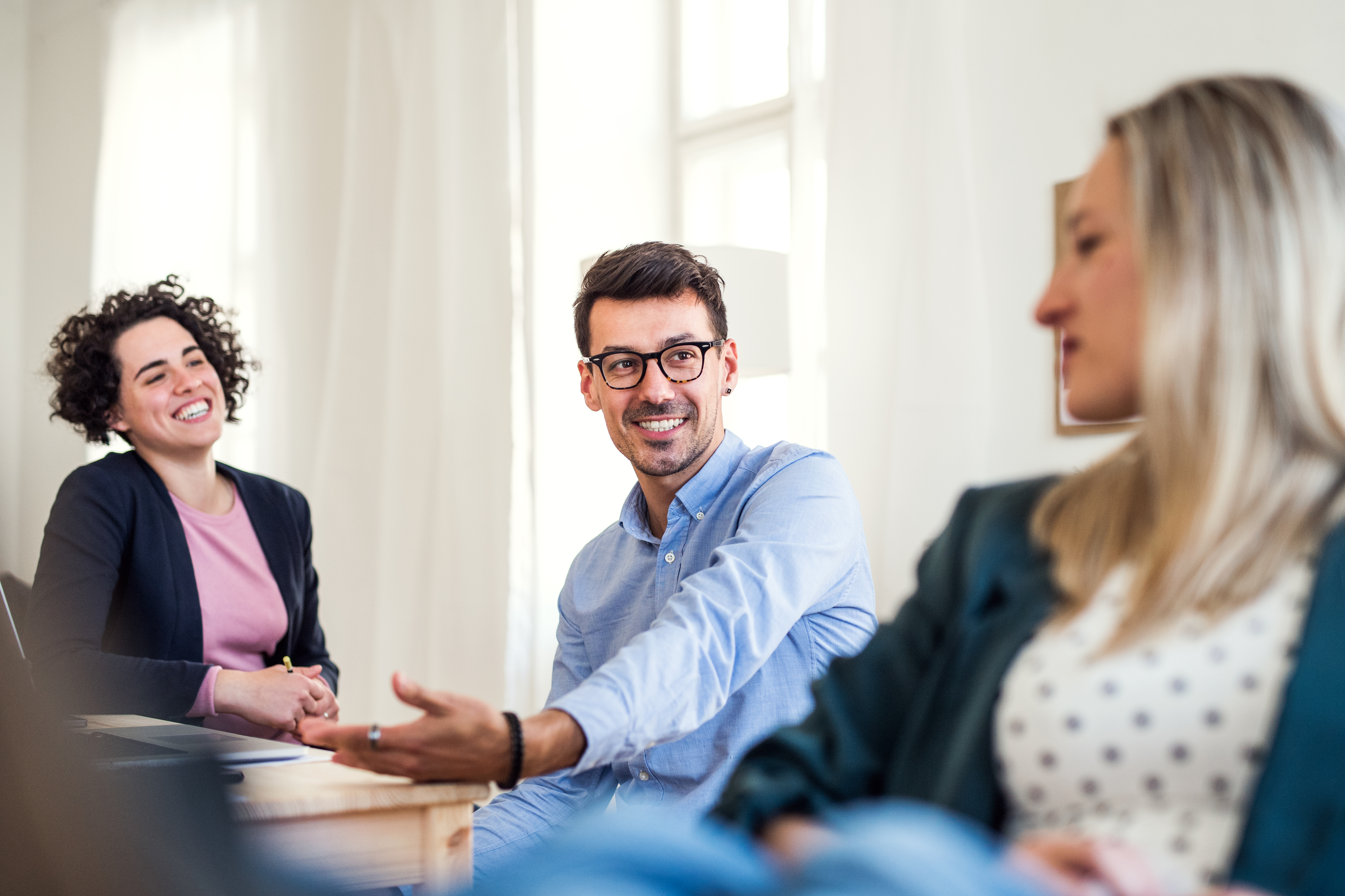 Professionals talking in English during a workplace meeting