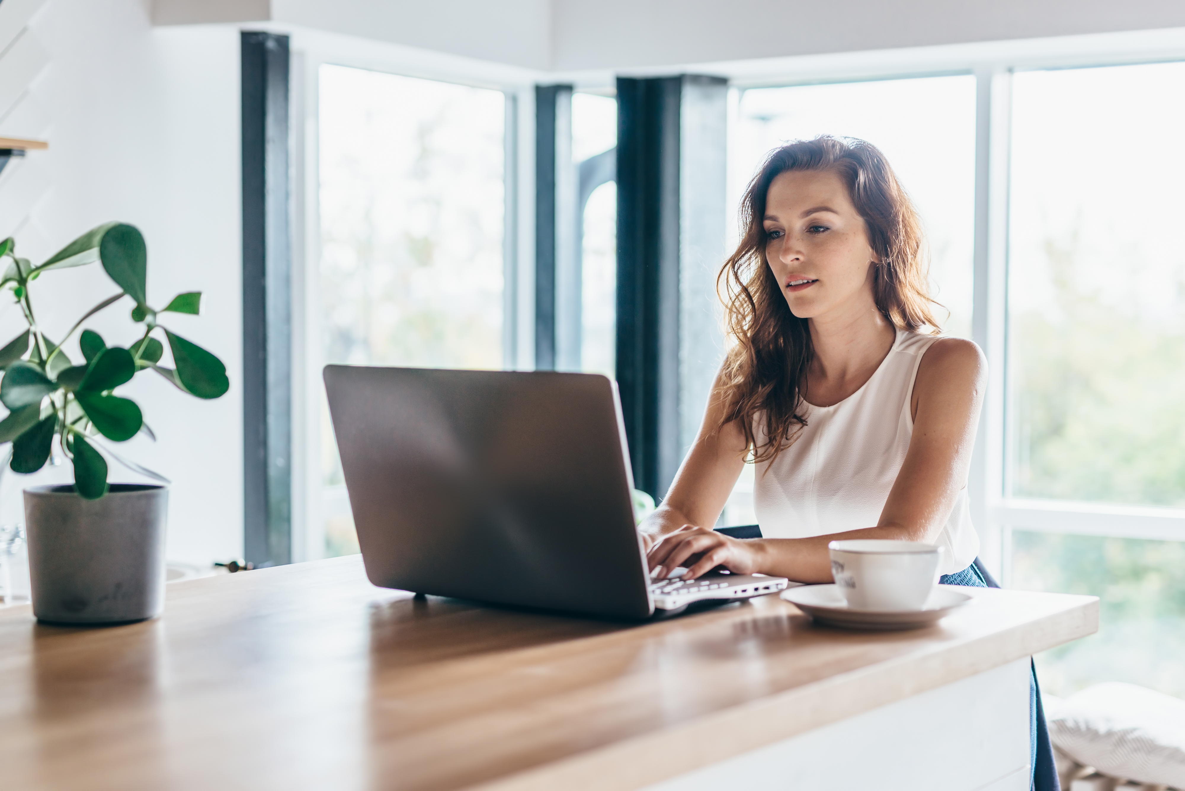 Woman in front of a laptop learning the French numbers with Berlitz