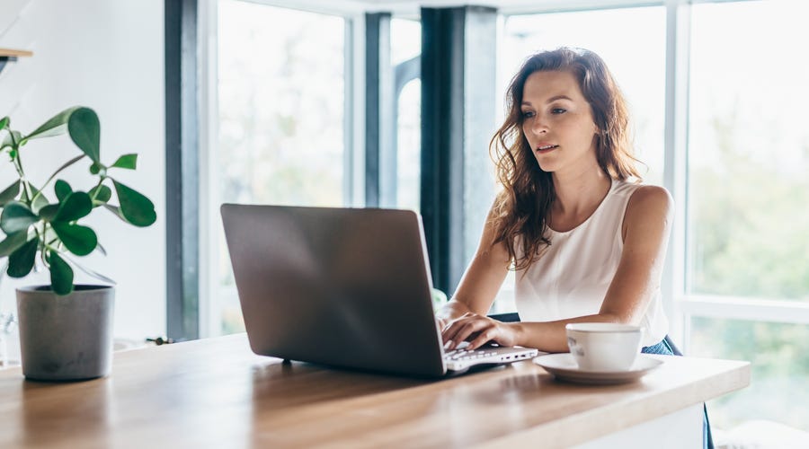 Woman in front of a laptop learning the French numbers with Berlitz