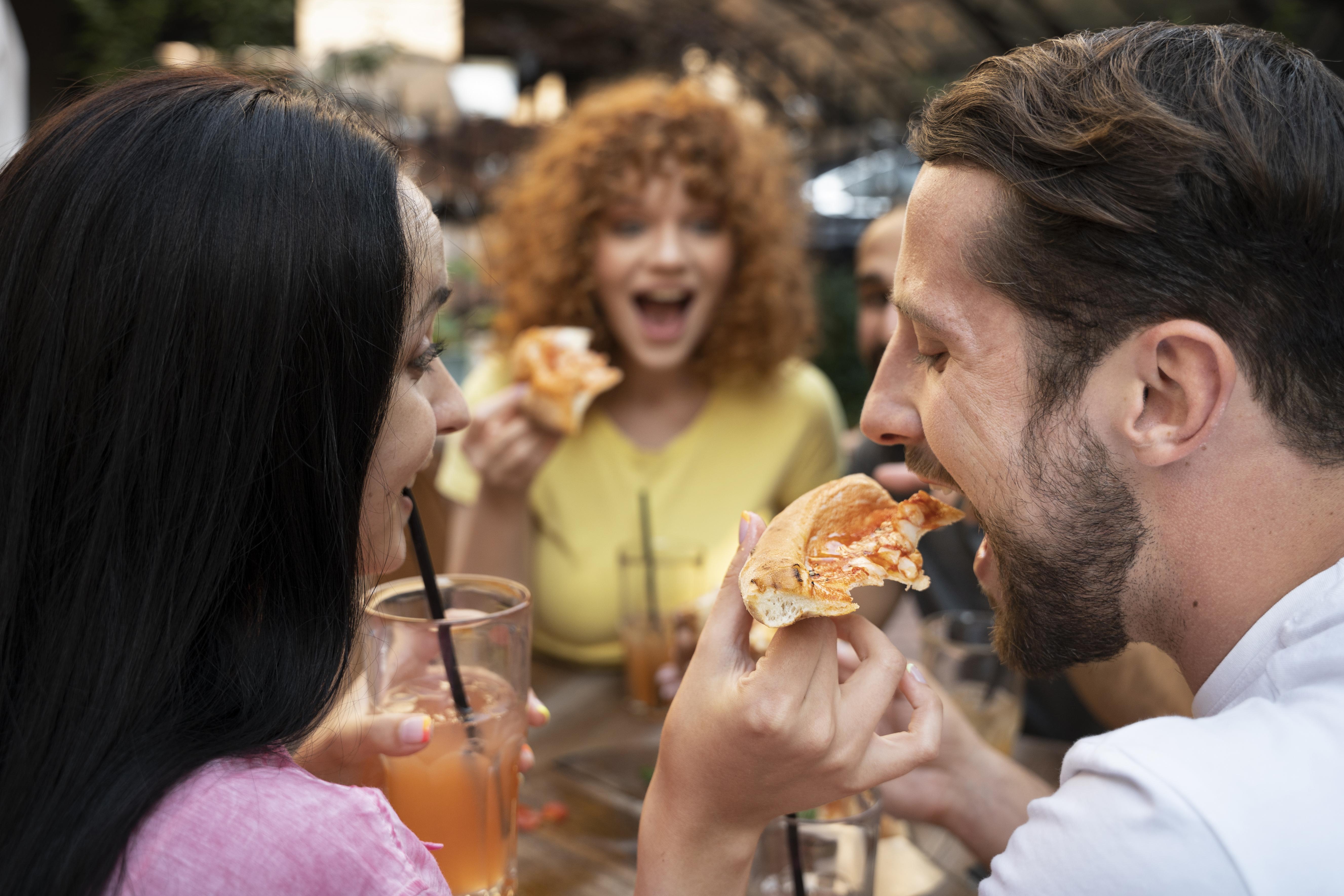 Friend group eating pizza