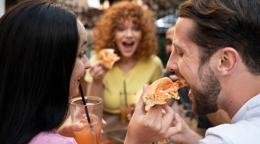 Friend group eating pizza
