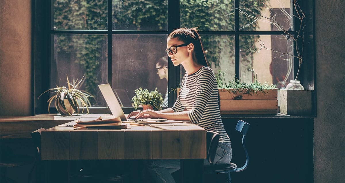 Woman writing a business email using her Italian business vocabulary