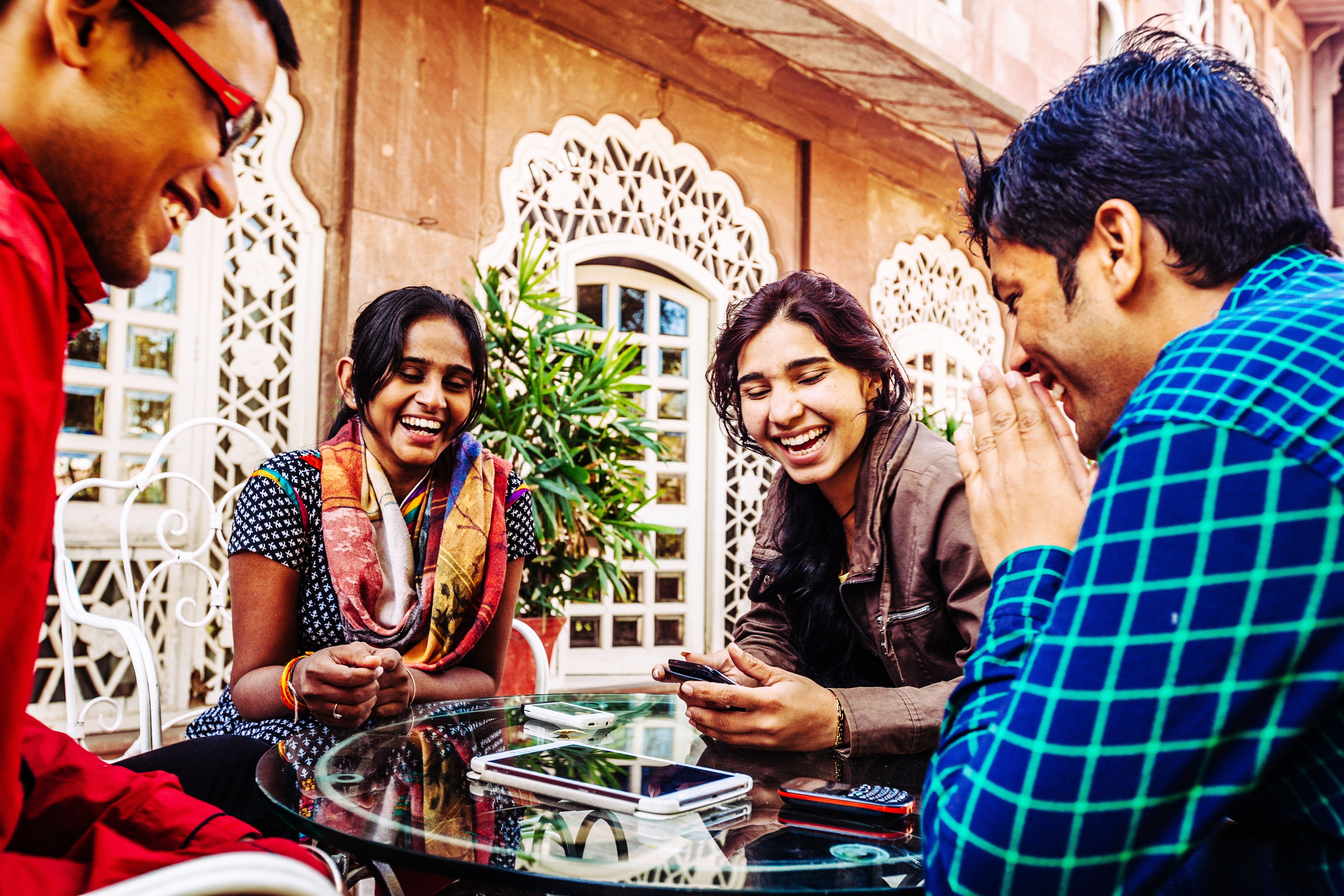 Friends talking about the most spoken languages and smiling