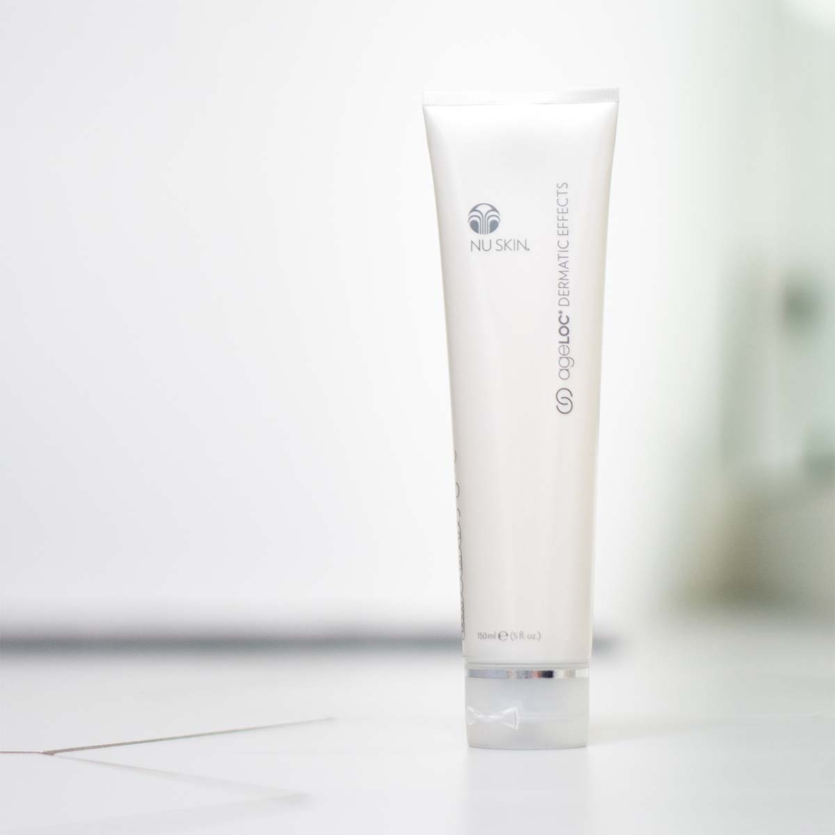 Helps reduce the visible signs of cellulite Two AgeLOC Body Shaping Gel,  One Dermatic Effects +1 Scrub Body Lufra gratis !