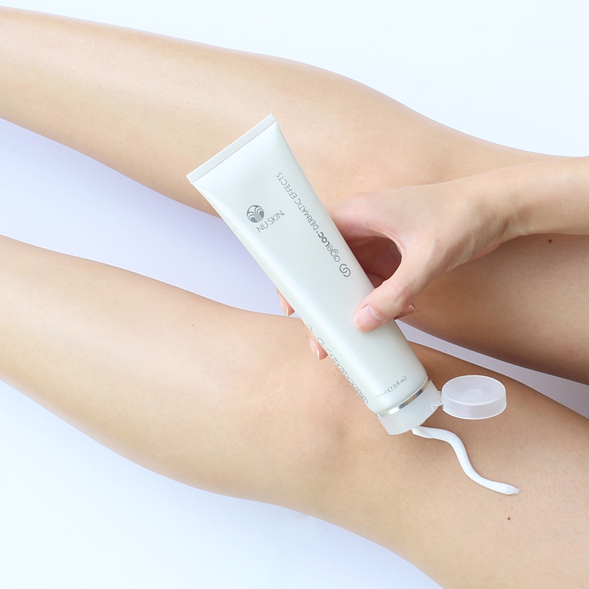 Helps reduce the visible signs of cellulite Two AgeLOC Body Shaping Gel,  One Dermatic Effects +1 Scrub Body Lufra gratis !