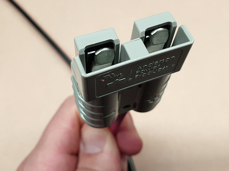 Anderson-To-MC4-Contacts-In-From-Front-800x600.jpg
