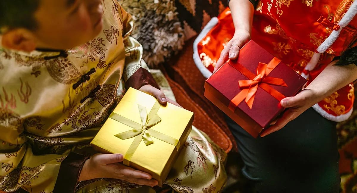 Chinese-new-year-gift-giving.webp