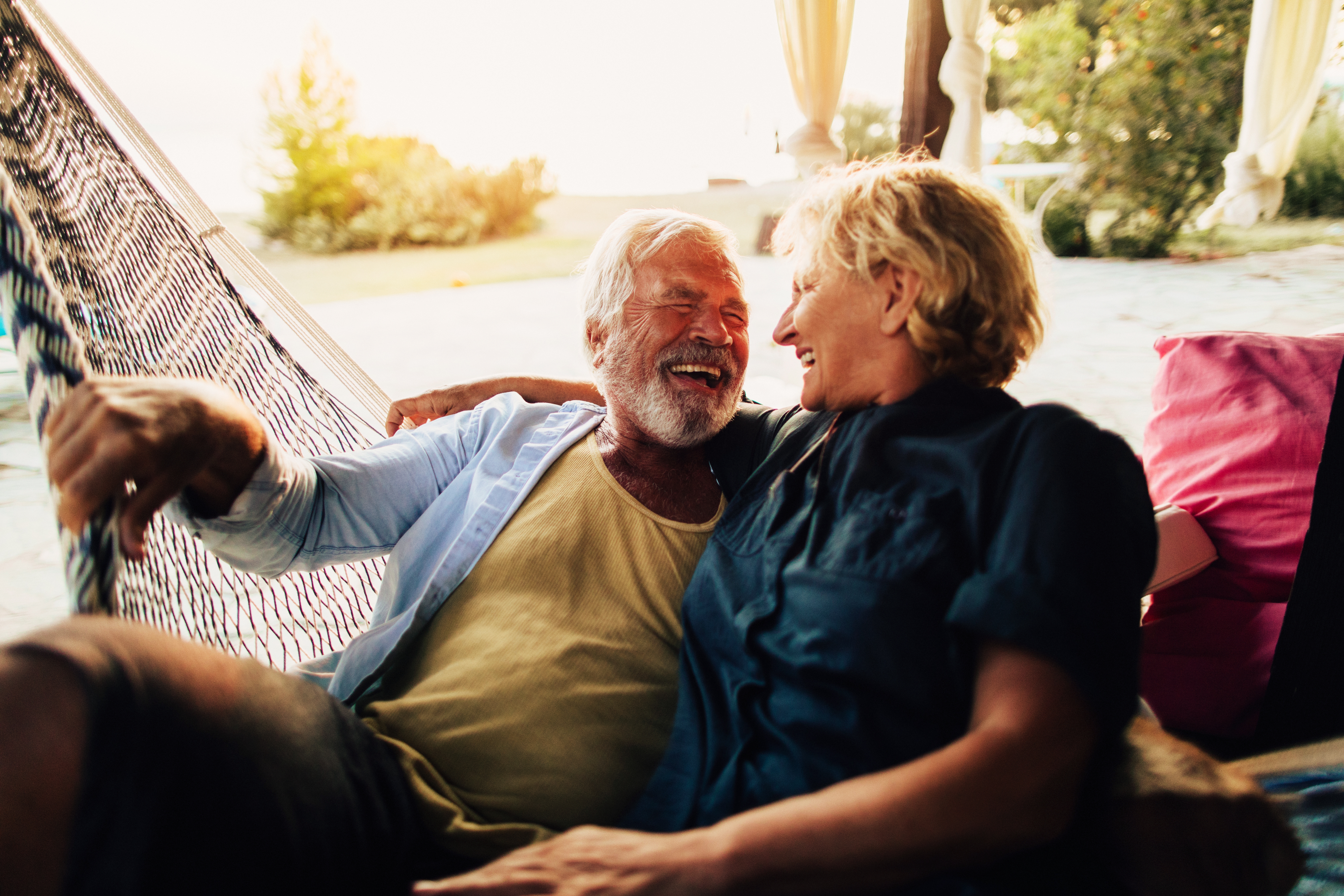 Elderly couple on a hammock telling each other I love you in French