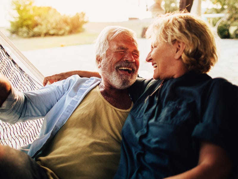Elderly couple on a hammock telling each other I love you in French