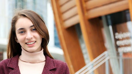 Woman before taking an Italian lesson in person