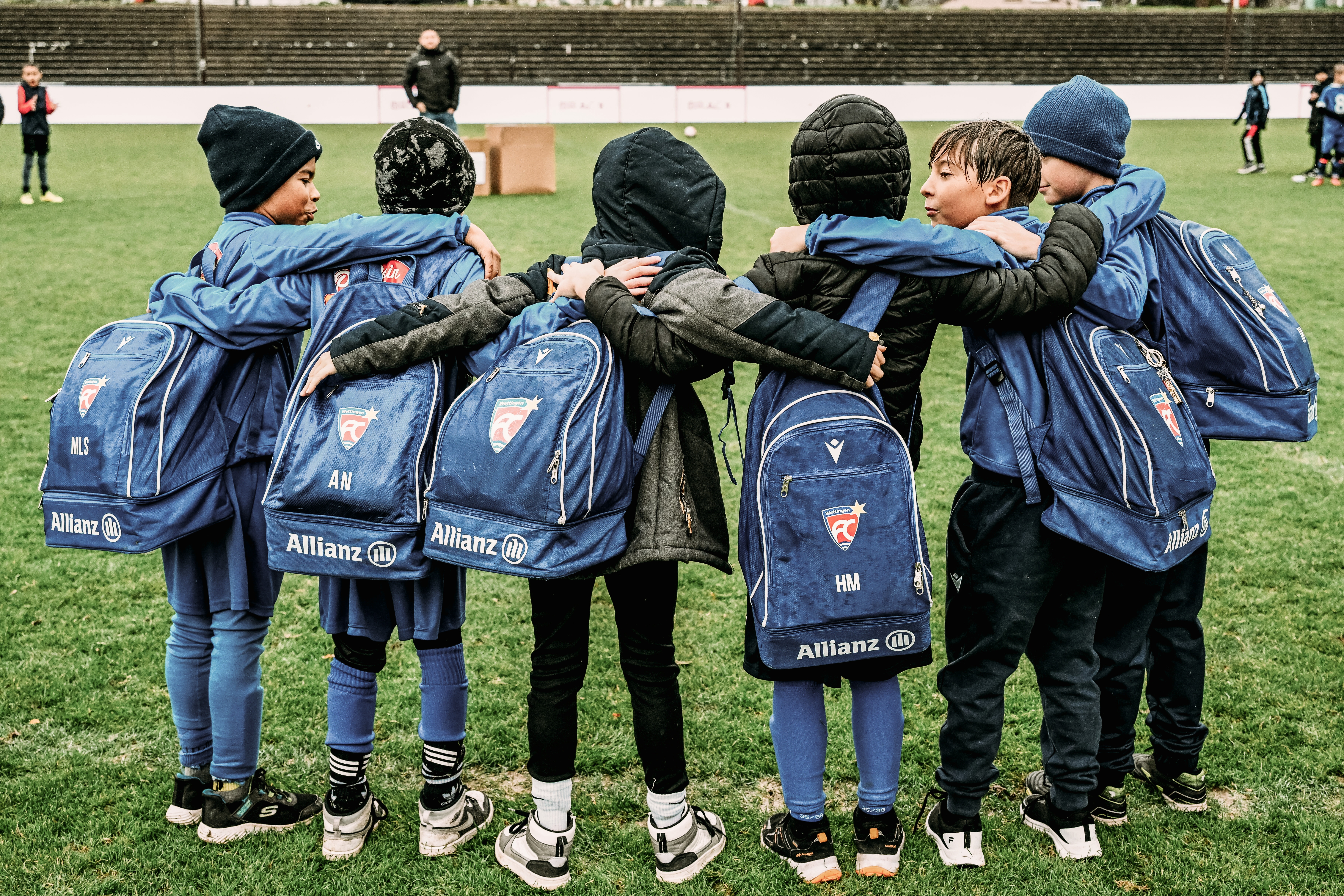 Blogbild7_Brack play more football_1200x800.jpg