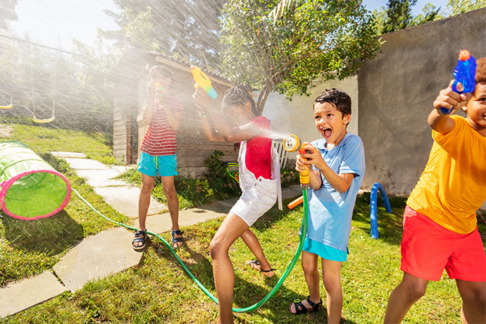 pillar_miwi_spielen_outdoor_10_kinderspiele_wasserspass.jpg