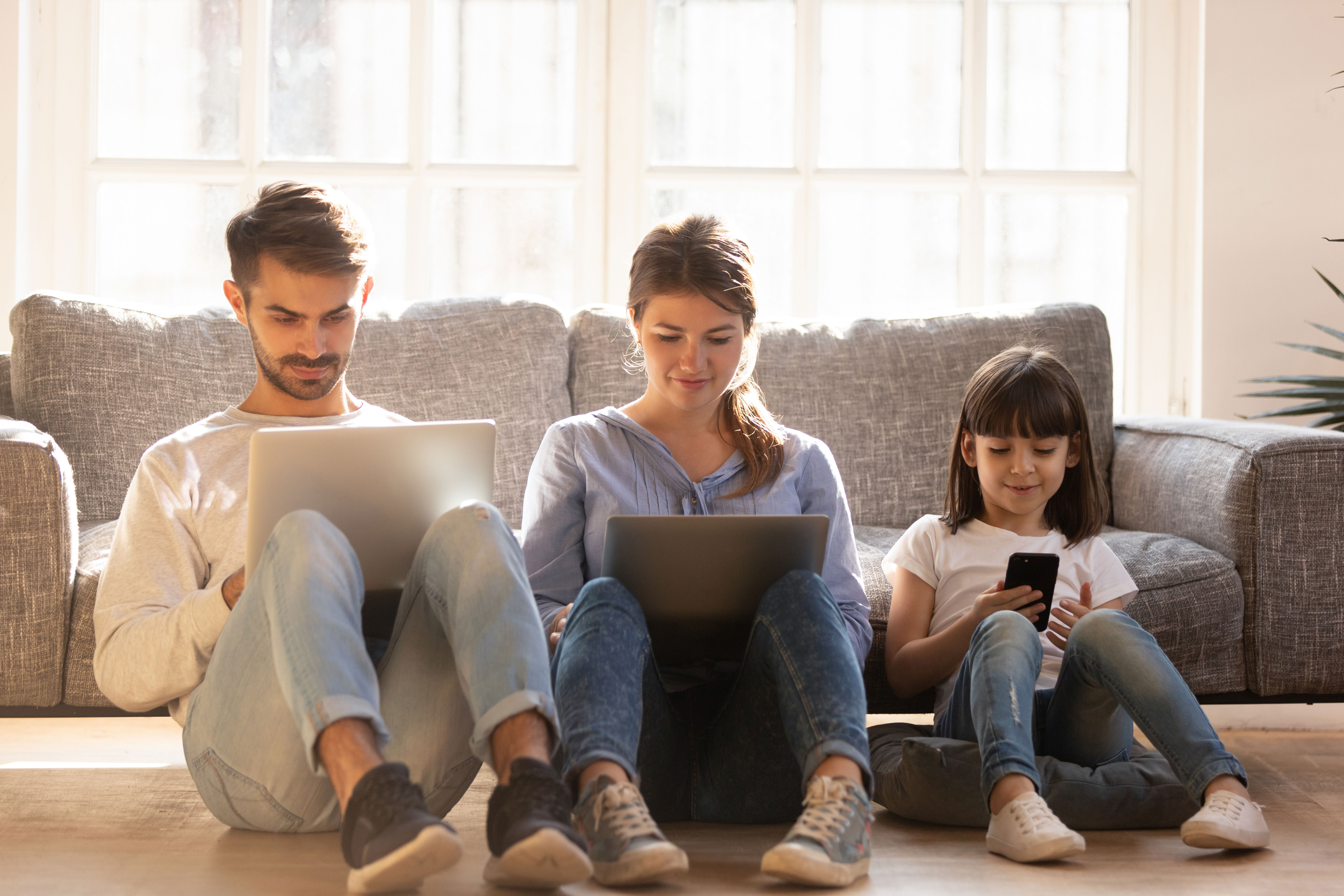 Familie-nutzt-Copmuter-und-Handy_domp.jpg