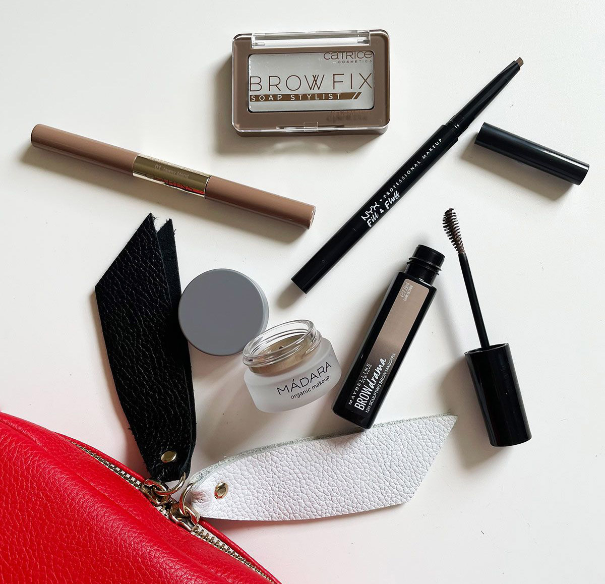 Brack_Brows_MakeUp_FlatLay.jpg