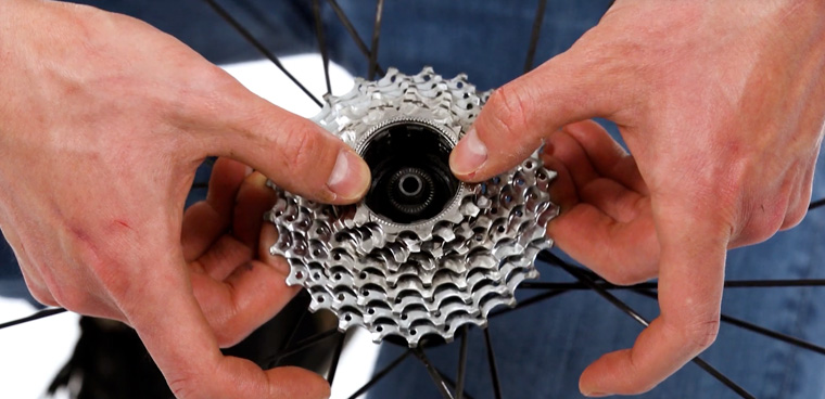 Comment changer et monter la cassette sur les rouleaux d'entraînement ?