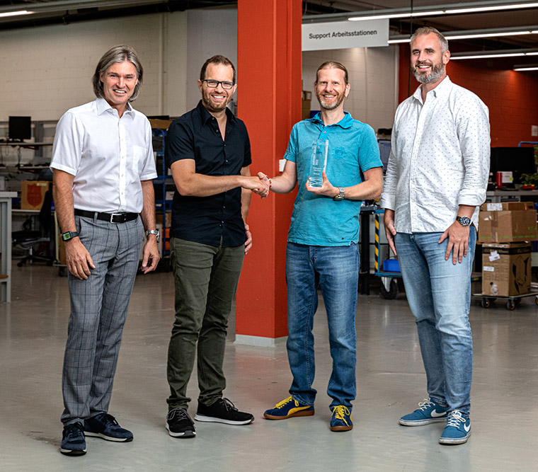 Preisübergabe in BRACK.CHs Supportabteilung in Mägenwil (v.l.): Ingo Rausch, Verlagsleitung Neue Mediengesellschaft Zürich AG, Michael Maier, Leiter Technik und Support der Abteilung Customer Service bei BRACK.CH/Competec-Gruppe, Sascha Zäch, Chefredaktor PCtipp, und Marc Isler, CEO BRACK.CH AG