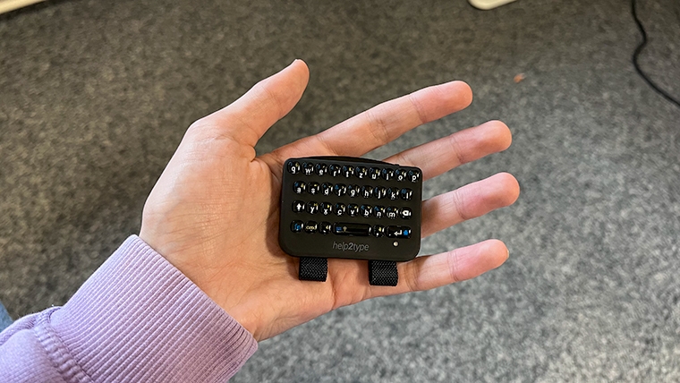help2type Smartphone-Tastatur in Hand