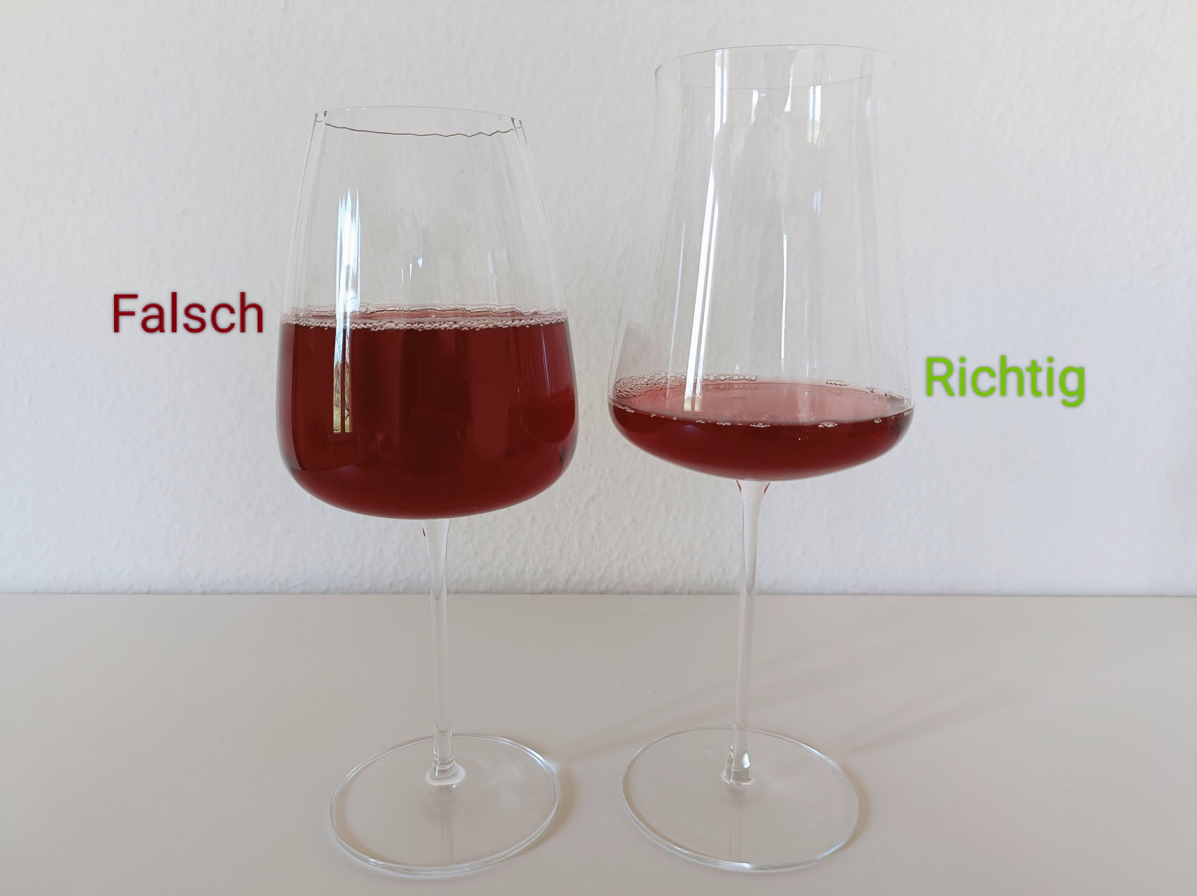 Zwei Weingläser gefüllt mit Wein. Rechts korrekt bis zum Kelch, Links falsch und weit über den Kelch hinaus.