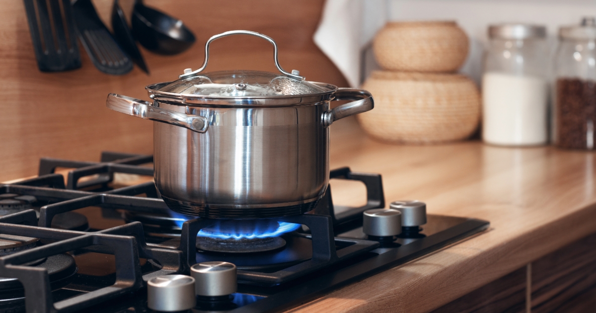  Pot sur une cuisinière à gaz