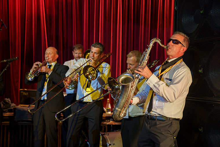 blog-dre-dcomzh21-band.jpg