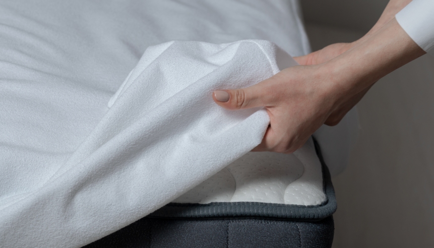 Un protège-matelas en molleton propre.