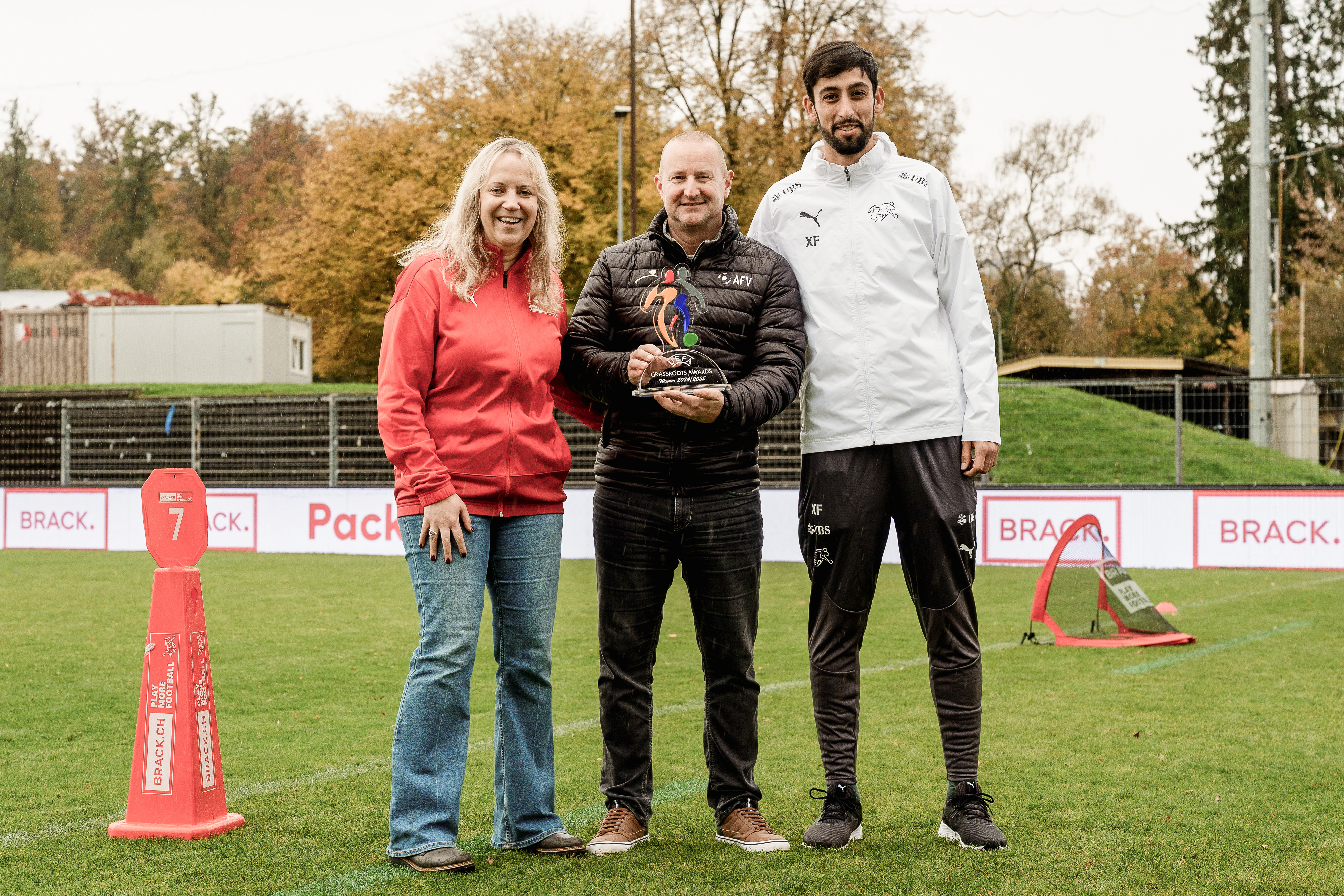 Blogbild8_Brack play more football_1200x800.jpg