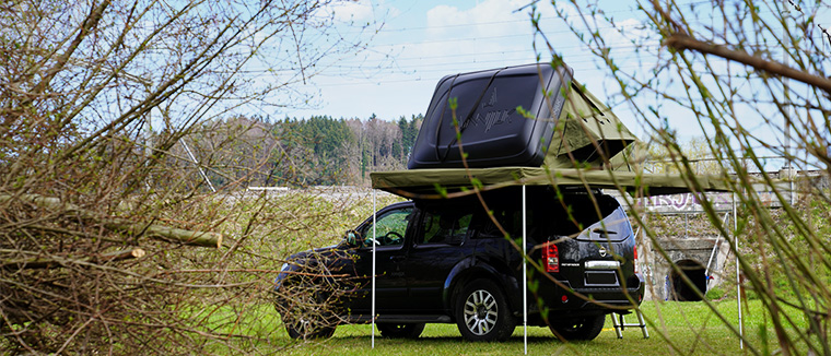 Voiture avec tente de toit hybride