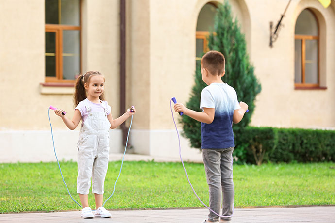 pillar_miwi_spielen_outdoor_10_kinderspiele_seilspringen.jpg