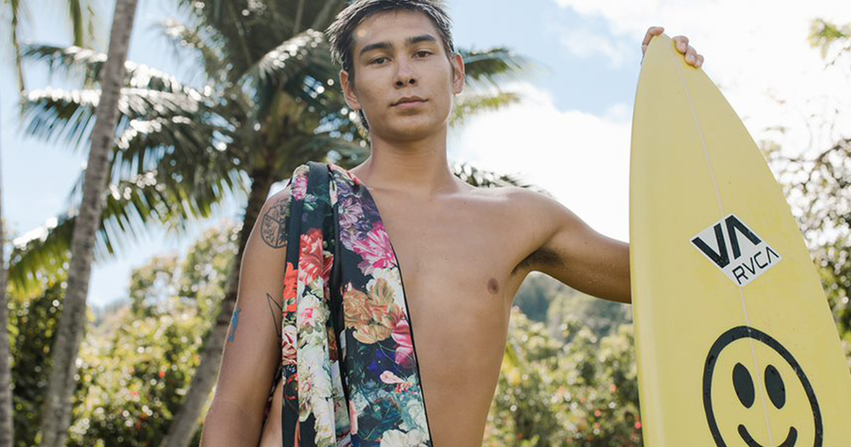 Surfer-Junge mit schnelltrocknendem Mikrofaser-Badetuch über der Schulter